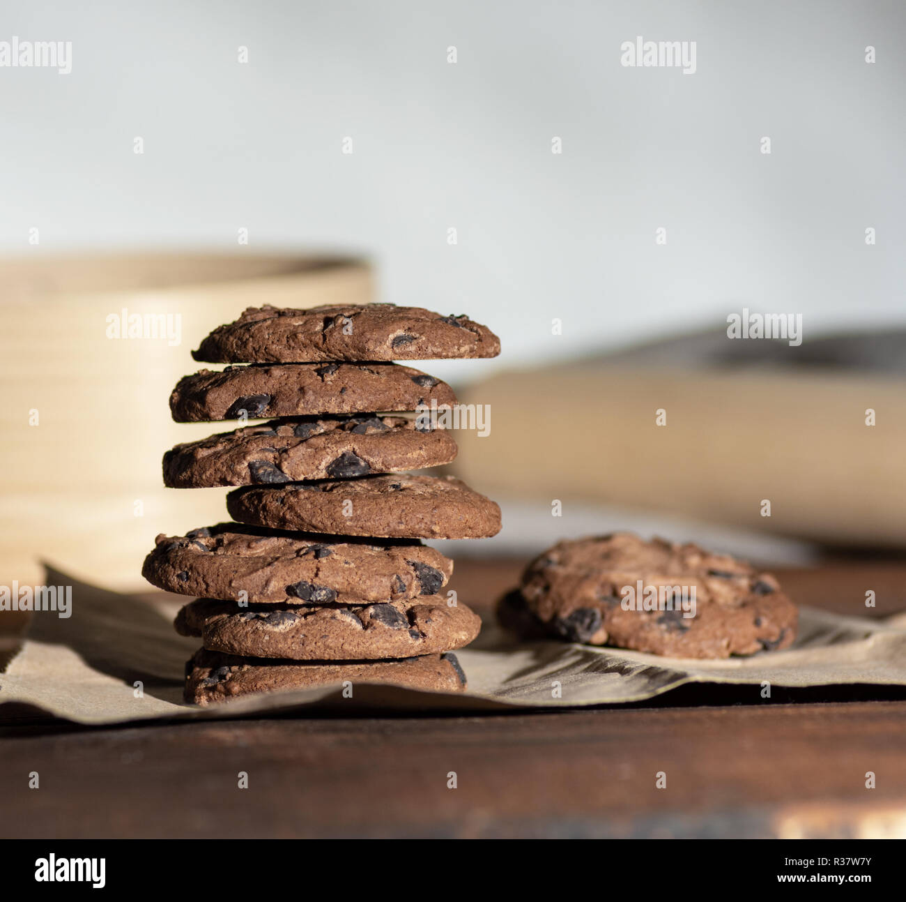 Stapel von runden Chocolate Chip Cookies auf braunem Papier Stockfoto