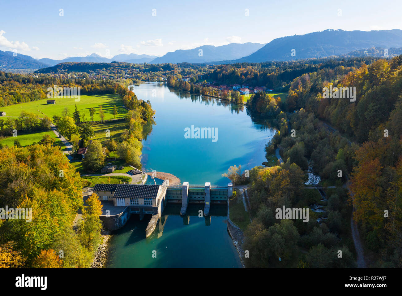 Isar Kraftwerk, Isar Stausee in der Nähe von Bad Tölz, Drone, Isarwinkel, Oberbayern, Bayern, Deutschland Stockfoto