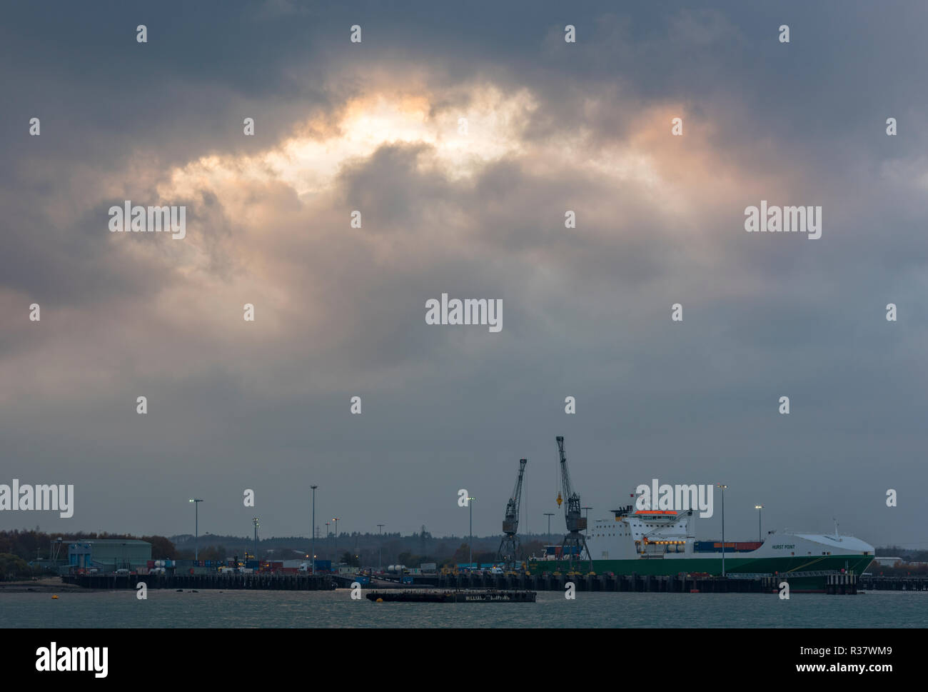 Königliche flotte Zusatzdisplay Schiff hurst Punkt an marchwood militärischen maritimen Base auf Southampton Wasser Laden oder Speichern von Schiff mit Versorgungsgütern für die Kampagne. Stockfoto