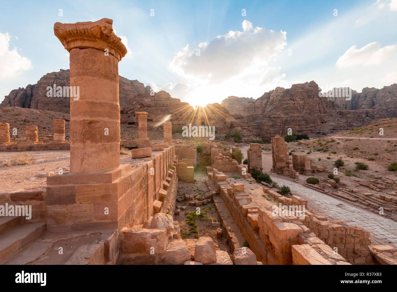 Alte römische Straße und Temenos Gate im Zentrum von Petra, Spalten der Haupttempel Qasr al-Bint, nabatäische Stadt Petra Stockfoto