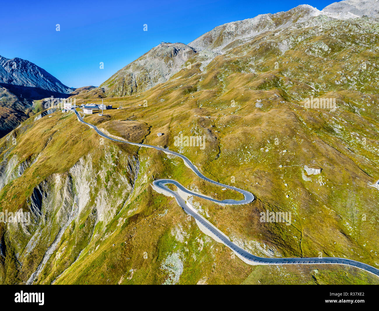Luftaufnahme, kurvenreiche Passstrasse Furkapass, Kanton Uri, Schweiz Stockfoto