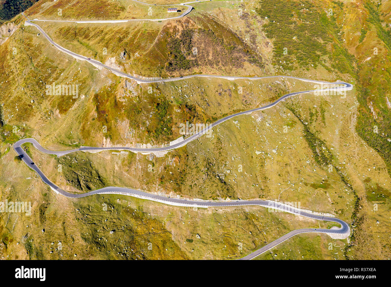 Luftaufnahme, kurvenreiche Passstrasse Furkapass, Kanton Uri, Schweiz Stockfoto