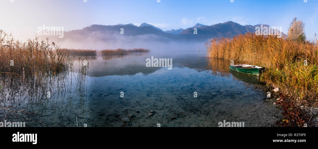 Frühe Nebel Weißensee, Füssen, Ostallgäu, Bayern, Deutschland Stockfoto