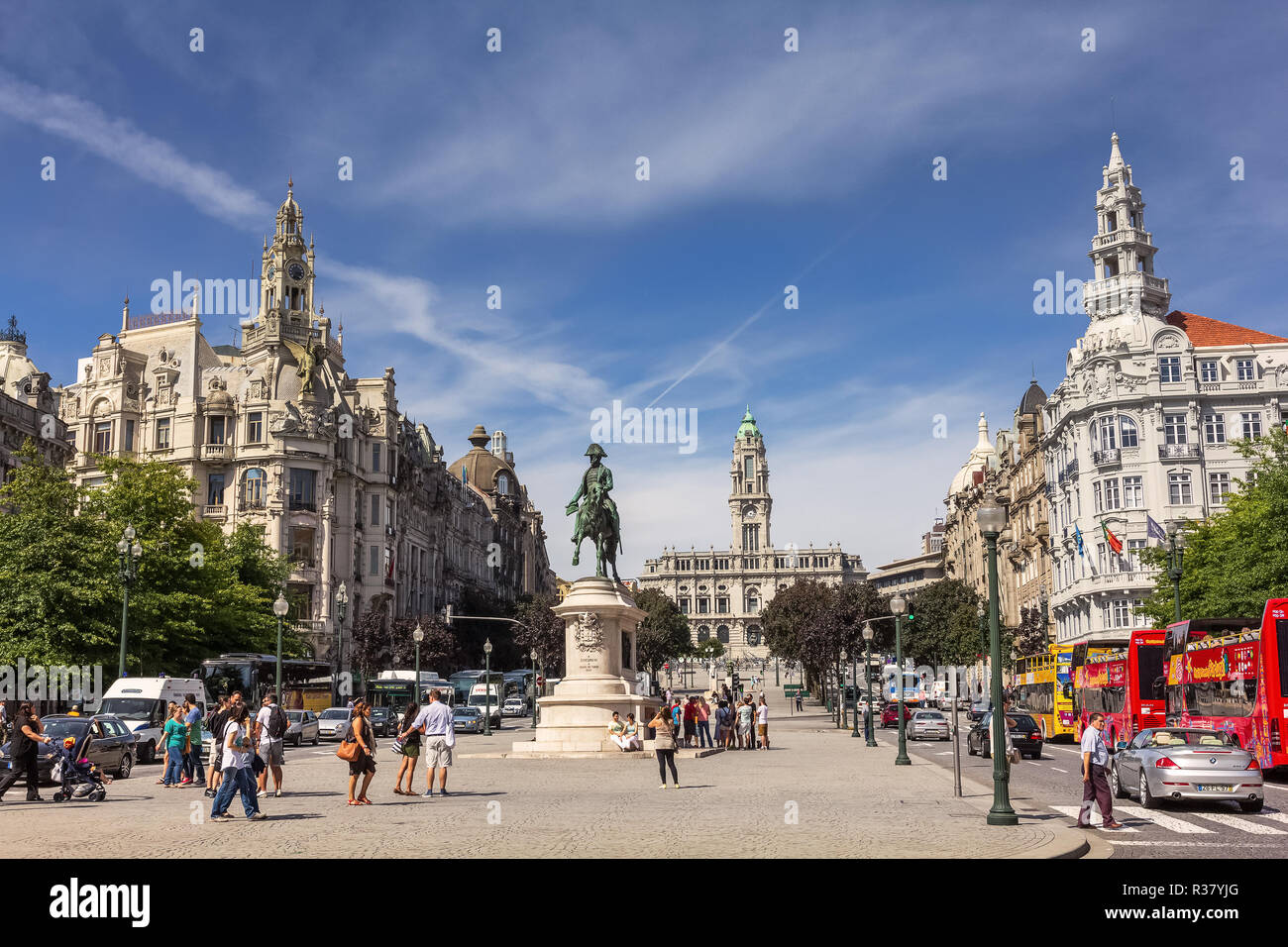 Porto, Portugal. August 29, 2014. Blick auf die Avenida dos Aliados Im Zentrum von Porto, Portugal, im Sommer mit Touristen, Menschen und Autos. Stockfoto