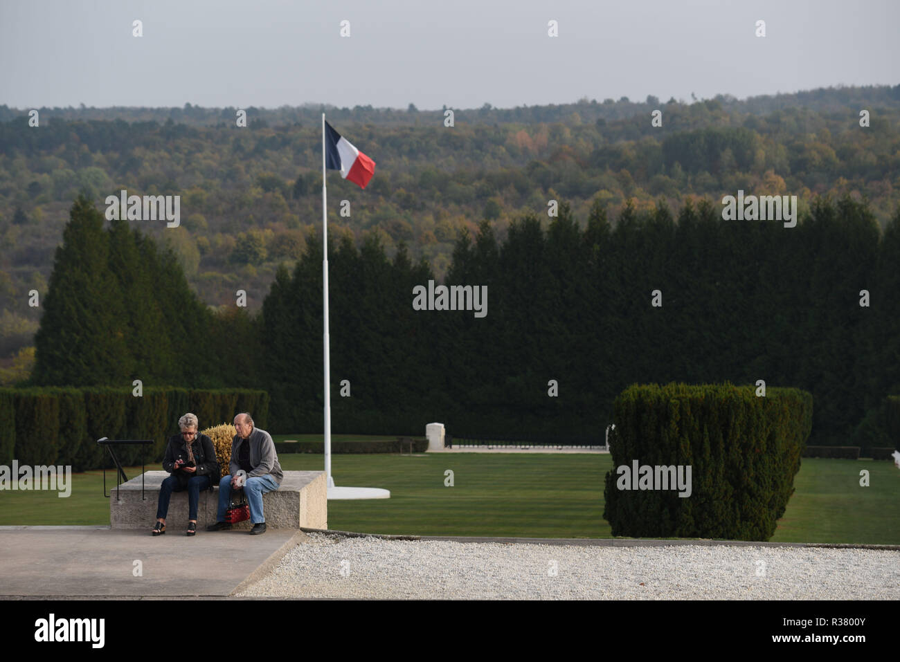 Oktober 20, 2018-Douaumont, Frankreich: Der Krieg Friedhof Denkmal von Douaumont, welche Hosts die Überreste von 130 000 Soldaten, die sowohl Französisch als auch Deutsch, die am Ersten Weltkrieg teilgenommen haben. Es gibt 15 000 Kreuze vor dem Denkmal mit den Namen von französischen Soldaten, die in der Nähe starb. La necropole et l'Ossuaire de Douaumont, un-Denkmal imposant a la mémoire des soldats ayant participe à la bataille de Verdun durant La Première Guerre mondiale. *** Frankreich/KEINE VERKÄUFE IN DEN FRANZÖSISCHEN MEDIEN *** Stockfoto