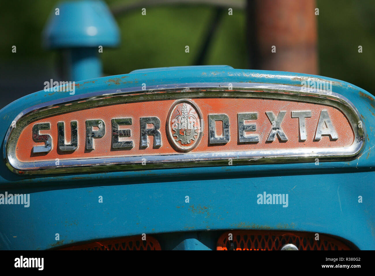 Ein fordson Super Dexta alten Traktor auf ein Land. England UK GB Stockfoto
