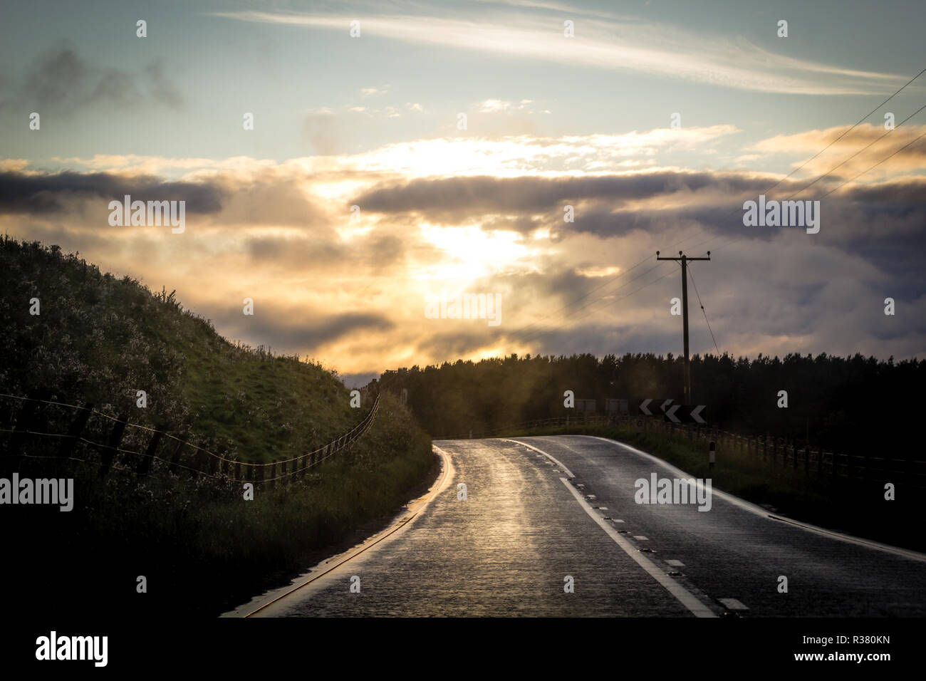 Schottische Landschaft auf der Straße an den Sonnenuntergang Stockfoto