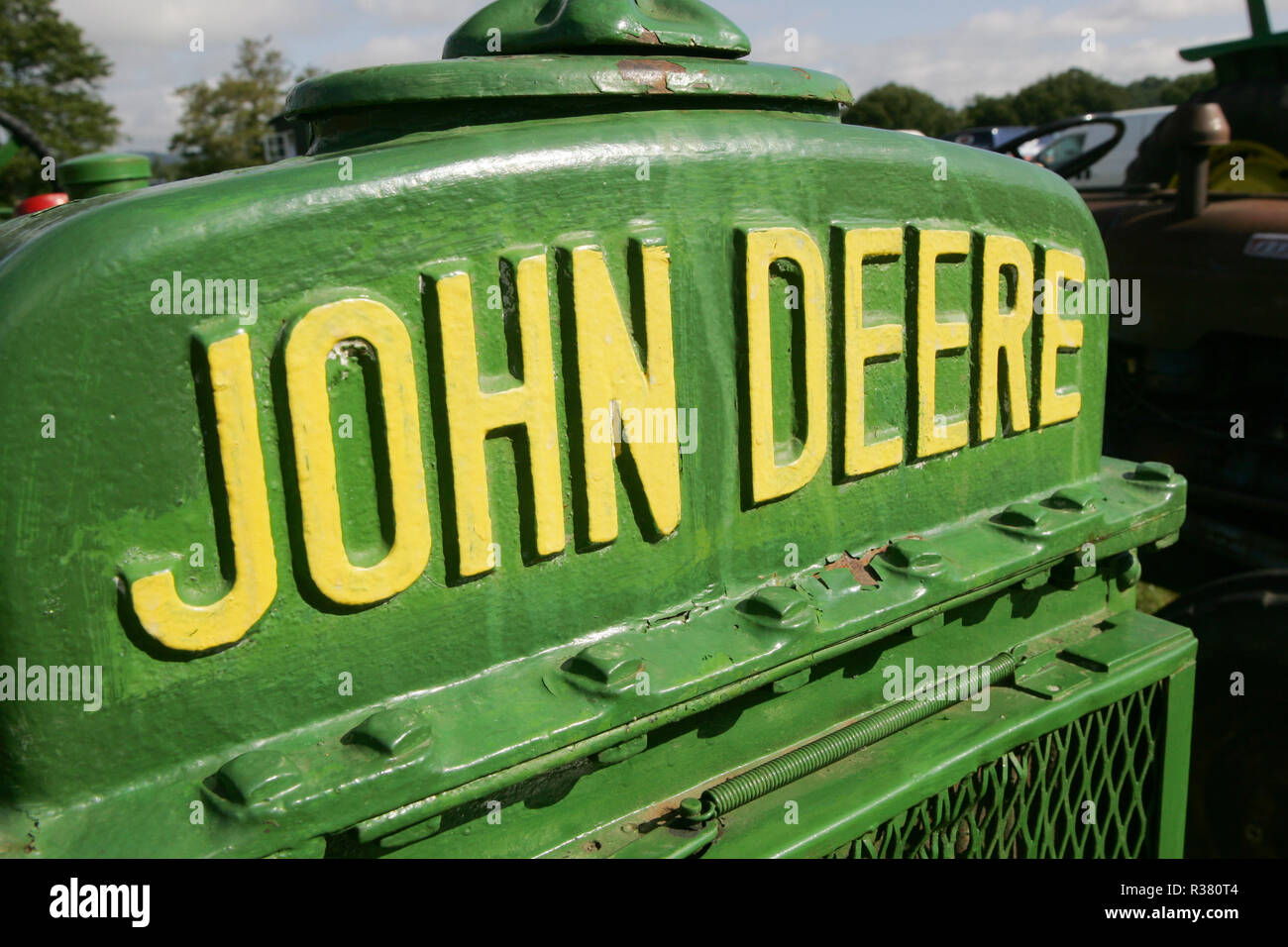 John Deere Traktor und Emblem auf Anzeige an einem Land fair. England UK GB Stockfoto