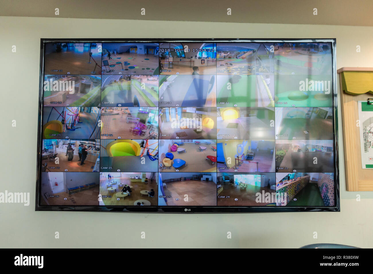 Ein CCTV-System auf einem Spielplatz Zentrum auf Seoul ermöglicht es Eltern, die ihre Kinder während der verbleibenden sitzt. Stockfoto