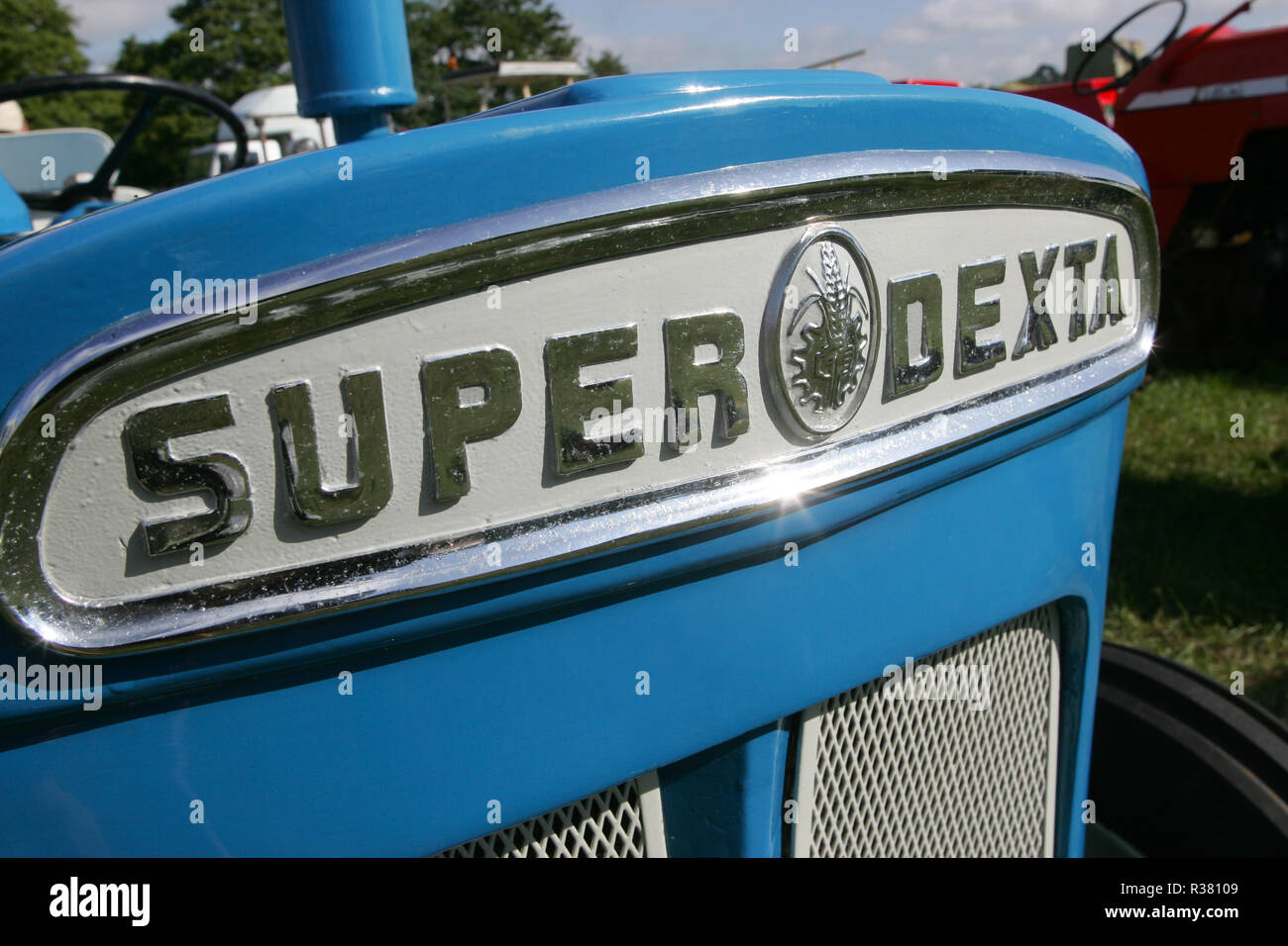 Ein fordson Super Dexta Schlepper und Emblem auf Anzeige an einem Land fair. England UK GB Stockfoto