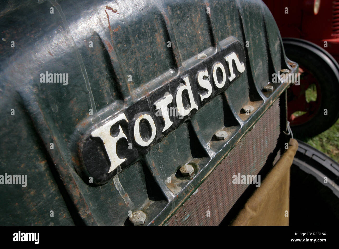 Fordson Traktor und Emblem auf Anzeige an einem Land fair. England UK GB Stockfoto