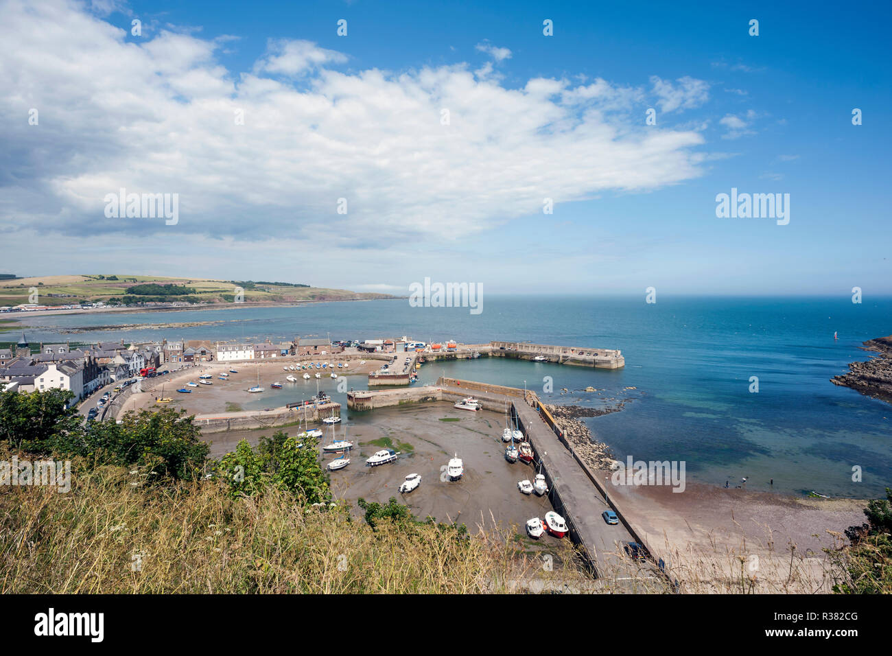 Blick auf den Hafen von Stonehaven ein Blick auf Hügel, der auf einem angenehmen Tag.. Stockfoto