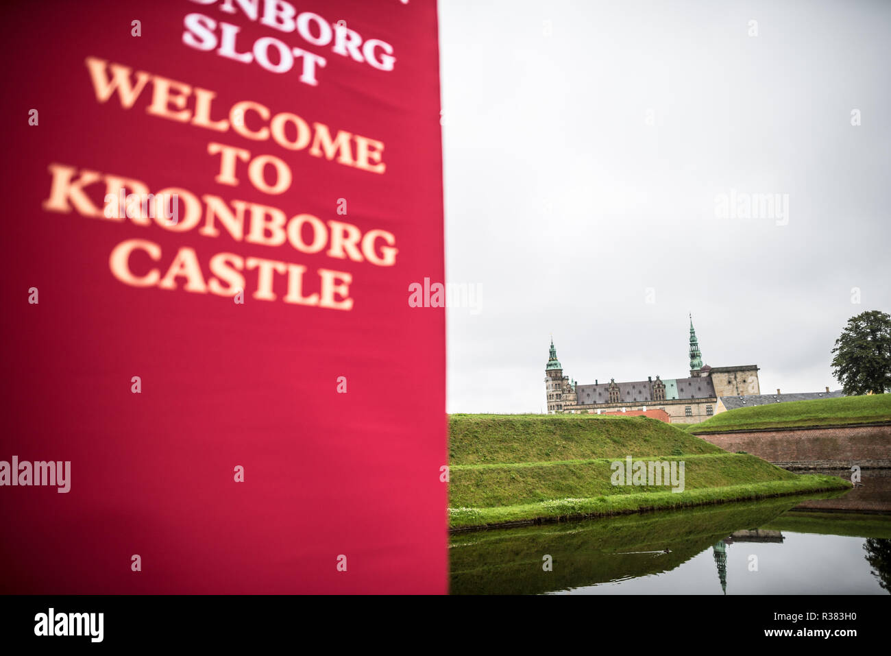 Helsingør, Dänemark – der Burggraben und die Außenmauern der Burg Kronborg heben das strategische Design und die Architektur der Renaissance hervor. An der schmalen Straße von Øresund zwischen Dänemark und Schweden gelegen, diente die Burg als wichtige Militärfestung und als Zolleinnahmestation für den Ostseehandel. Kronborg, bekannt als Hamlet's Castle, ist ein UNESCO-Weltkulturerbe und eine der berühmtesten Burgen Skandinaviens. Stockfoto