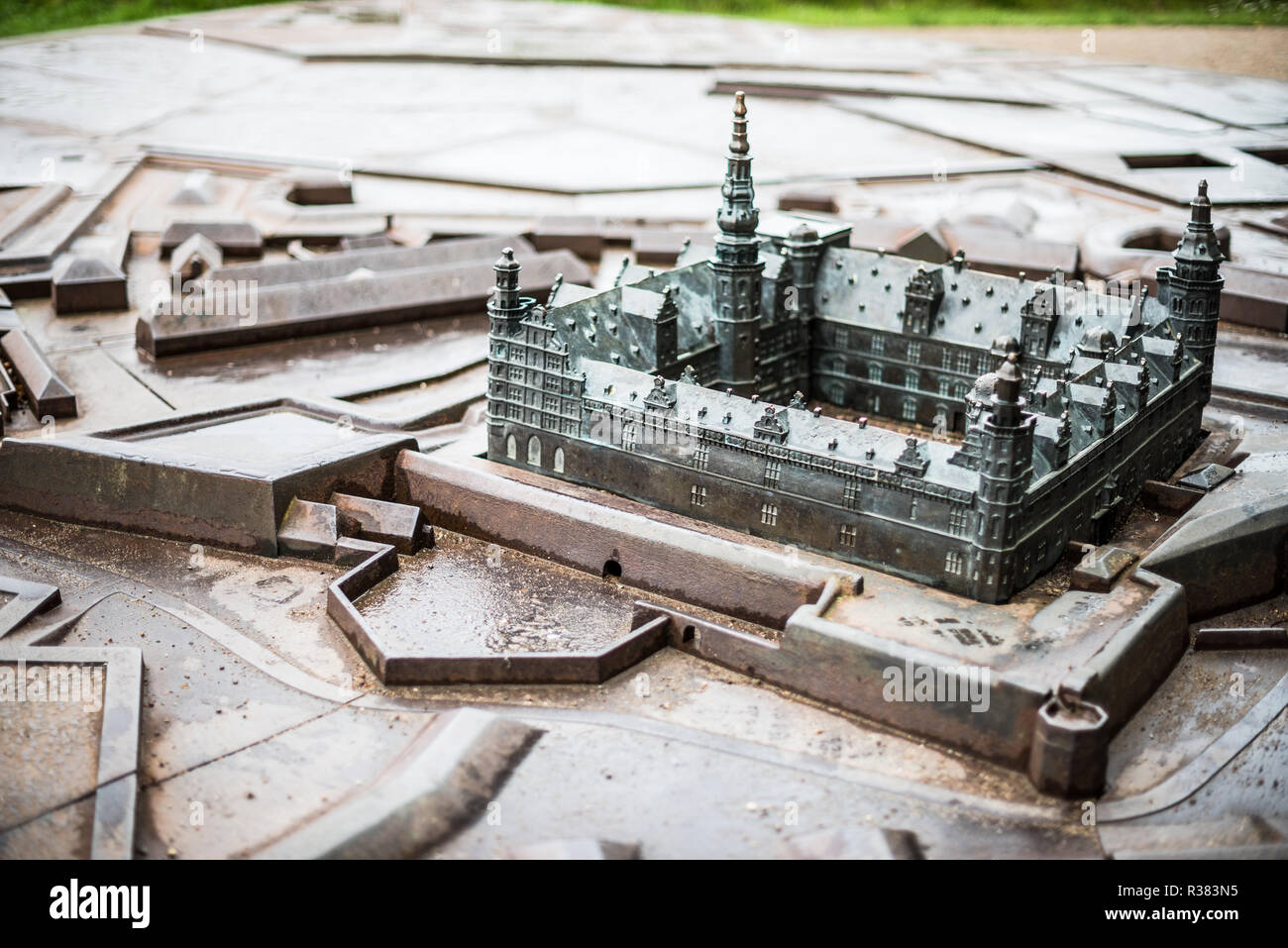 Helsingør, Dänemark — Ein maßstabsgetreues Modell der Burg Kronborg und ihrer Anlage bietet eine detaillierte Darstellung der historischen Renaissance-Festung. Das Modell hebt das Layout der Burg, die Verteidigungsbauten und den umgebenden Graben hervor und veranschaulicht ihre strategische Planung und historische Bedeutung als Tor zur Ostsee. Stockfoto