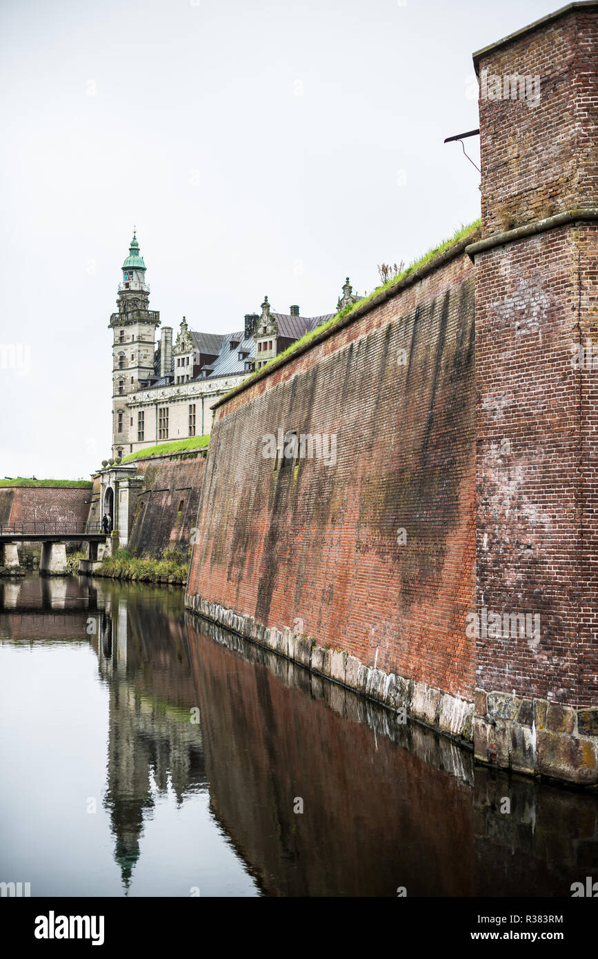 Helsingør, Dänemark – der Burggraben und die Außenmauern der Burg Kronborg heben das strategische Design und die Architektur der Renaissance hervor. An der schmalen Straße von Øresund zwischen Dänemark und Schweden gelegen, diente die Burg als wichtige Militärfestung und als Zolleinnahmestation für den Ostseehandel. Kronborg, bekannt als Hamlet's Castle, ist ein UNESCO-Weltkulturerbe und eine der berühmtesten Burgen Skandinaviens. Stockfoto