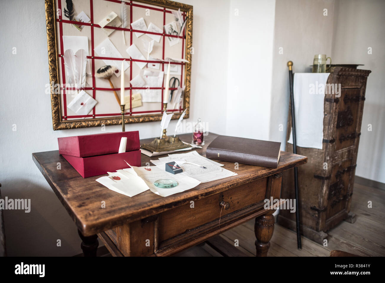 Helsingør, Dänemark — Ein Holzschreibtisch steht im Kanzleramt der Königlichen Wohnung auf Schloss Kronborg, Teil einer Suite von Zimmern, die einst als Wohn- und Arbeitszimmer des Königs und der Königin dienten. Das Renaissanceschloss, verewigt als Elsinore in Shakespeares „Hamlet“, wurde Ende des 16. Jahrhunderts unter König Friedrich II. Erbaut Kronborg hat eine strategische Position mit Blick auf die Meerenge von Øresund zwischen Dänemark und Schweden, wo es den Eingang zur Ostsee kontrollierte. Das Schloss, das seit 2000 zum UNESCO-Weltkulturerbe gehört, verfügt über beeindruckende königliche Kammern, die sich über die Bühne erstrecken Stockfoto