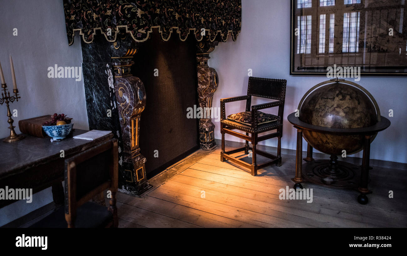 Helsingør, Dänemark — die Königsbibliothek im Königlichen Apartment von Schloss Kronborg, Teil einer Suite von Räumen, die als Wohn- und Arbeitsraum von König Friedrich II. Und Königin Sophie diente. Kronborg, bekannt als Hamlet’s Castle, überblickt die Meerenge von Øresund zwischen Dänemark und Schweden und stammt aus dem späten 16. Jahrhundert. Stockfoto