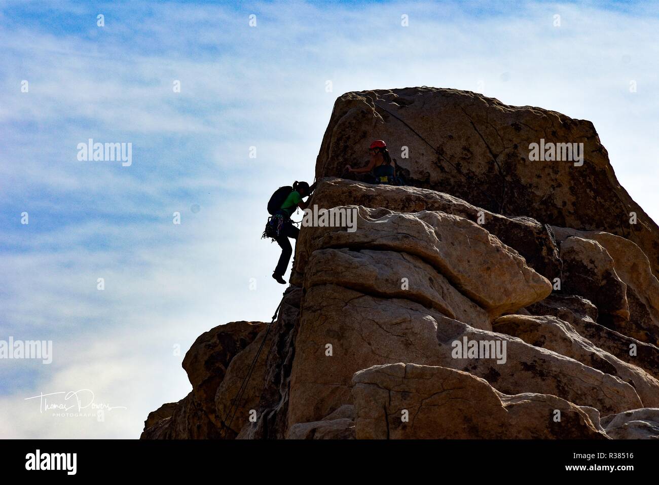 Einsamer Bergsteiger arbeiten Nach oben von Cliff Stockfoto