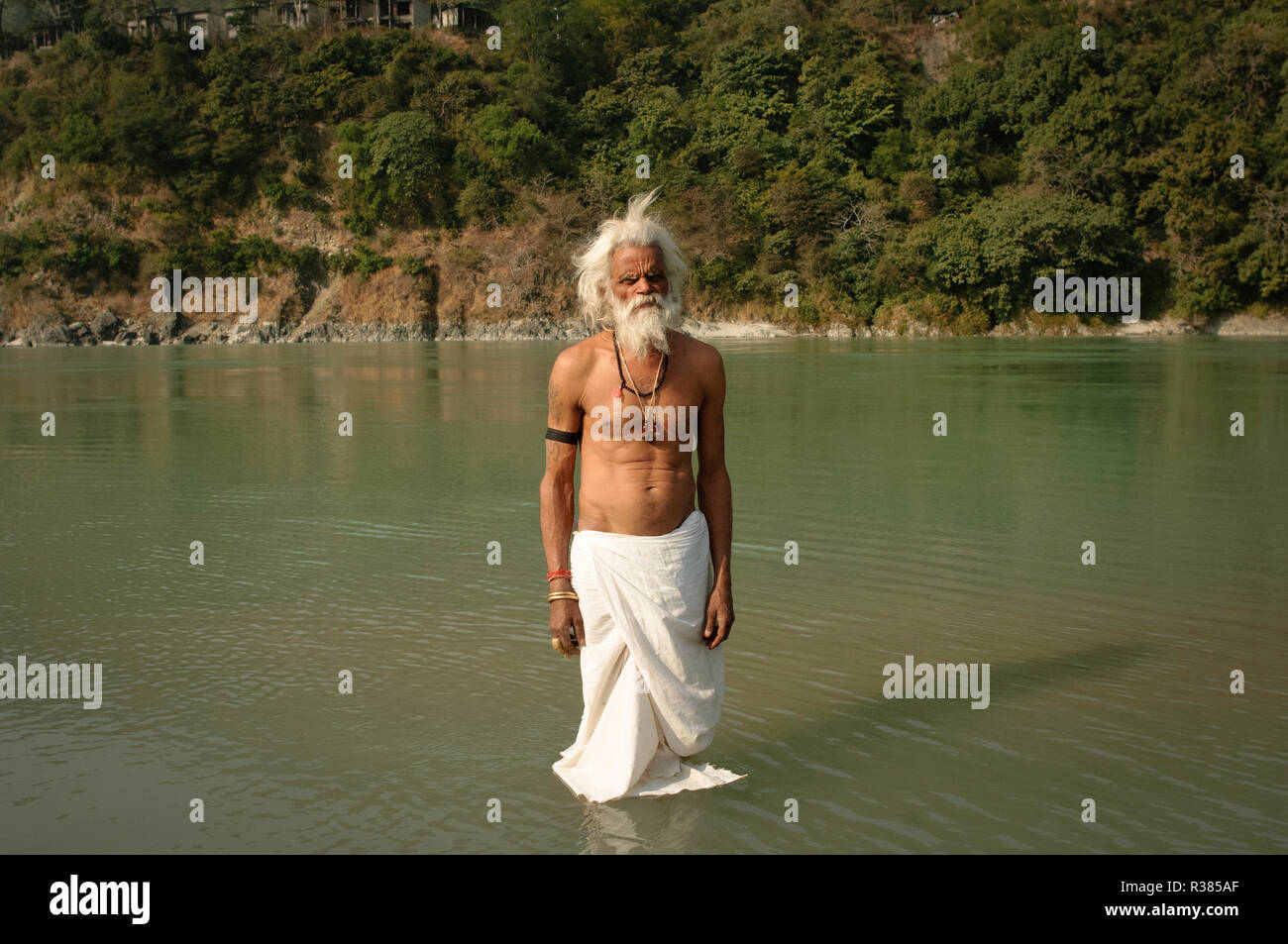 Ein sadhu Bad im heiligen Ganges. Stockfoto