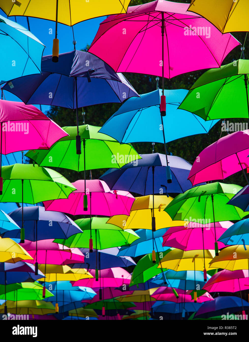 Bunten Regenschirm Dachabdeckung schwimmend auf Drähte. Stockfoto