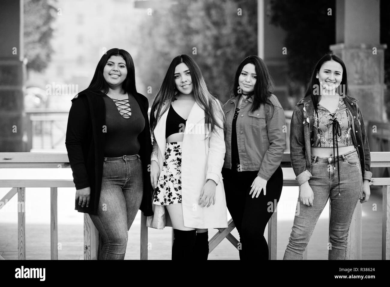 Gruppe von vier glücklich und ziemlich latino Girls aus Ecuador gestellt auf der Straße. Stockfoto