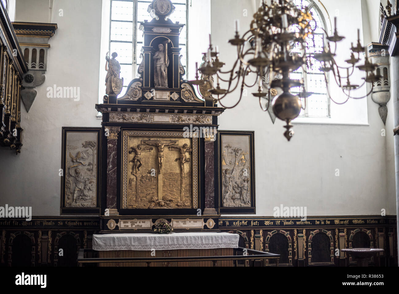 Helsingør, Dänemark – der kunstvoll verzierte Altar in der Kronborger Schlosskapelle spiegelt die Handwerkskunst der Renaissance und die religiöse Bedeutung des Raumes wider. Die 1582 eingeweihte Kapelle diente sowohl königlichen als auch lokalen Pfarrzeremonien und ist ein integraler Bestandteil der Geschichte der Burg. Stockfoto