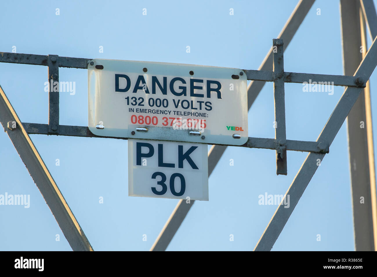 Warnschild an einem Strom pylon Stockfoto