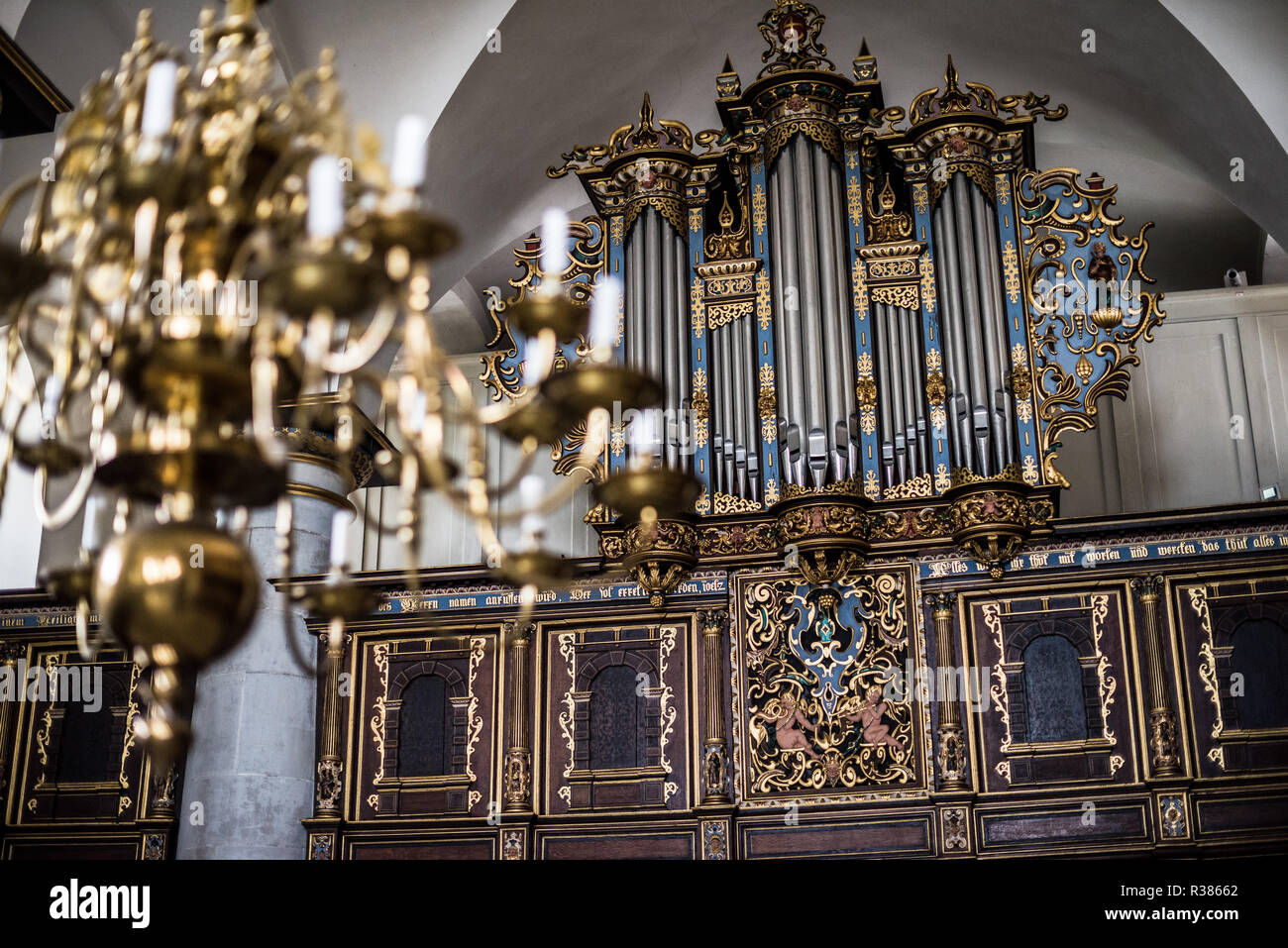 Helsingør, Dänemark — die Pfeifenorgel in der Kronborger Kapelle ist ein exquisites Beispiel für die Handwerkskunst der Renaissance. Die Orgel befindet sich in der 1582 eingeweihten Kapelle und verleiht dem spirituellen und kulturellen Erbe der Burg Kronborg, bekannt als Hamlet’s Castle, eine musikalische Dimension. Stockfoto