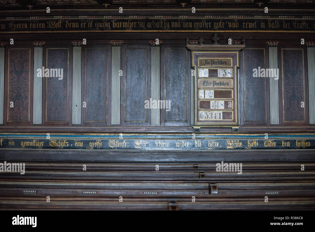 Kronborg Chapel Hymnendiagramm Helsingør Denmark // Helsingør, Denmark — Ein Hymnendiagramm in der Kronborger Kapelle ist mit religiösen Texten in Blattgold verziert. Die kunstvoll verzierten Holzwände verstärken die spirituelle Atmosphäre dieser 1582 eingeweihten Kapelle aus der Renaissance. Kronborg, bekannt als Hamlet’s Castle, gehört zum UNESCO-Weltkulturerbe. Stockfoto