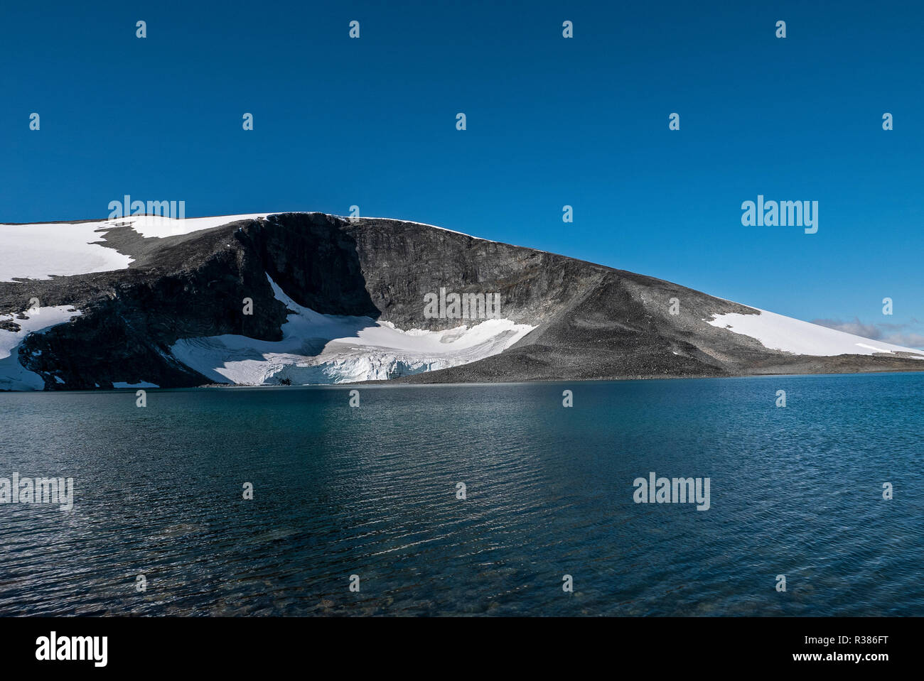 Die Schlucht namens Kjelen (Wasserkocher) auf See Juvvatnet auf 1850 Meter + Stockfoto