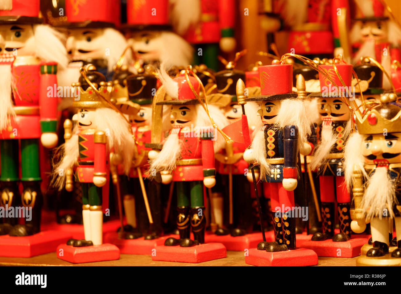 Weihnachtsmarkt in Darmstadt: Nussknacker Figuren in einem Stall, Hessen, Deutschland Stockfoto