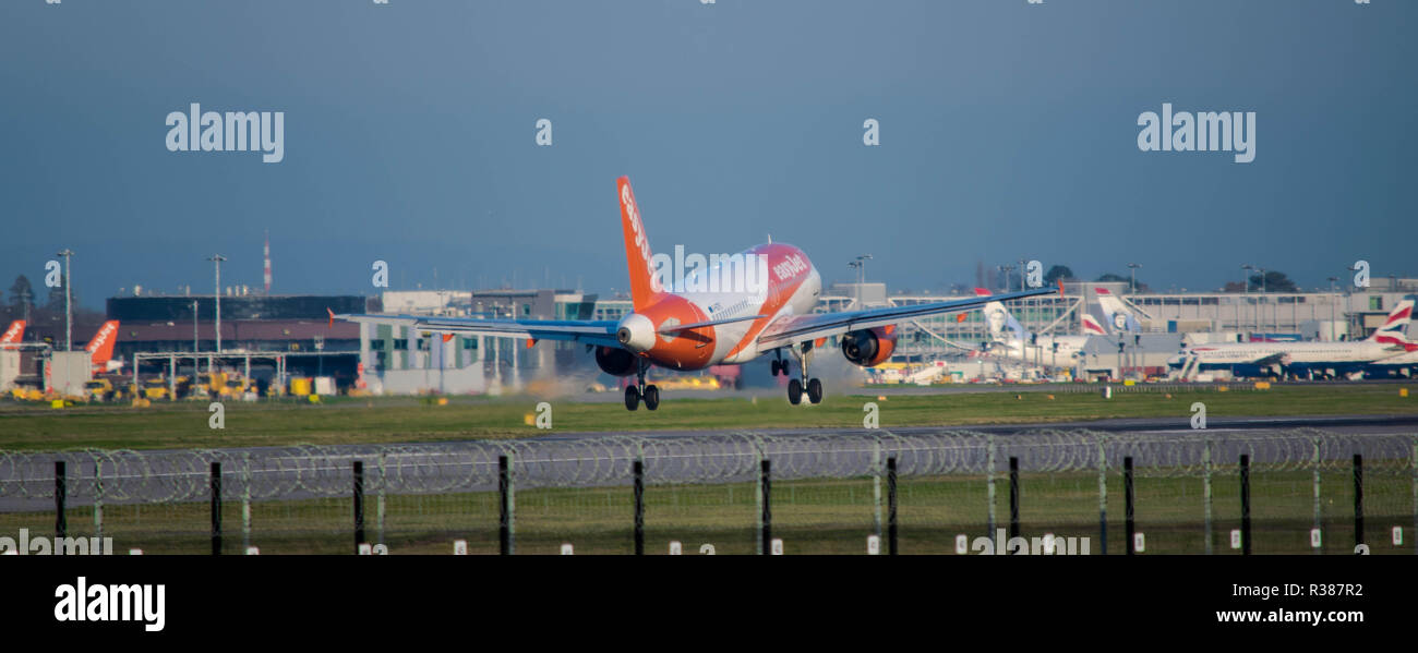 EasyJet Airbus a 320 am Flughafen Gatwick Stockfoto
