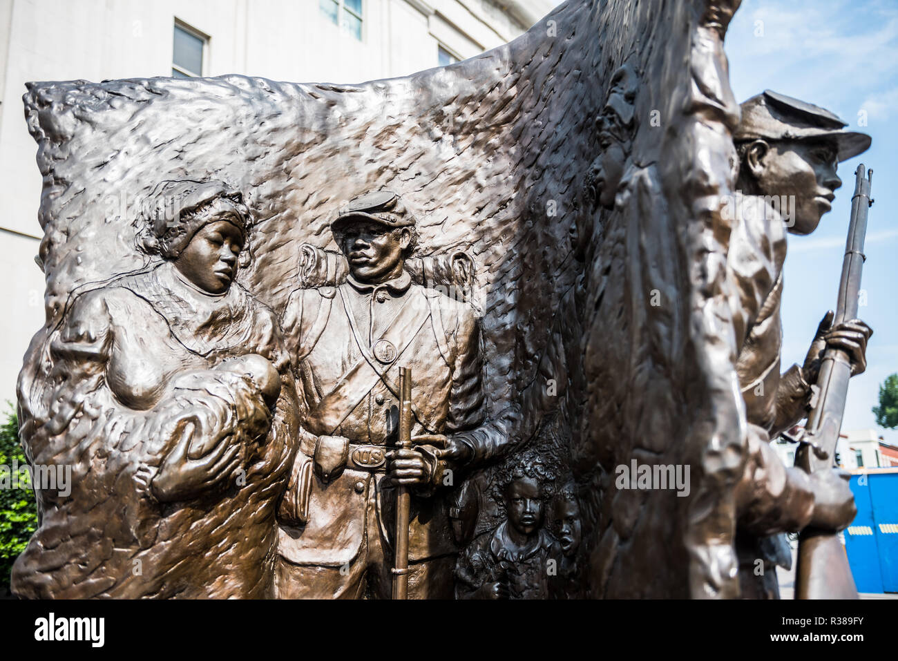 Das African American Civil war Memorial Spirit of Freedom Sculpture Washington DC // WASHINGTON DC – das African American Civil war Memorial ehrt den Dienst von 209.145 afroamerikanischen Soldaten, zusammen mit etwa 7.000 weißen und 2.145 hispanischen Soldaten, die während des Amerikanischen Bürgerkriegs für die Union kämpften. Das Denkmal befindet sich im Viertel U Street von Washington DC und zeigt eine zentrale Skulptur mit dem Titel „Spirit of Freedom“ von Ed Hamilton, umgeben von Tafeln mit den Namen derer, die dienten. Stockfoto