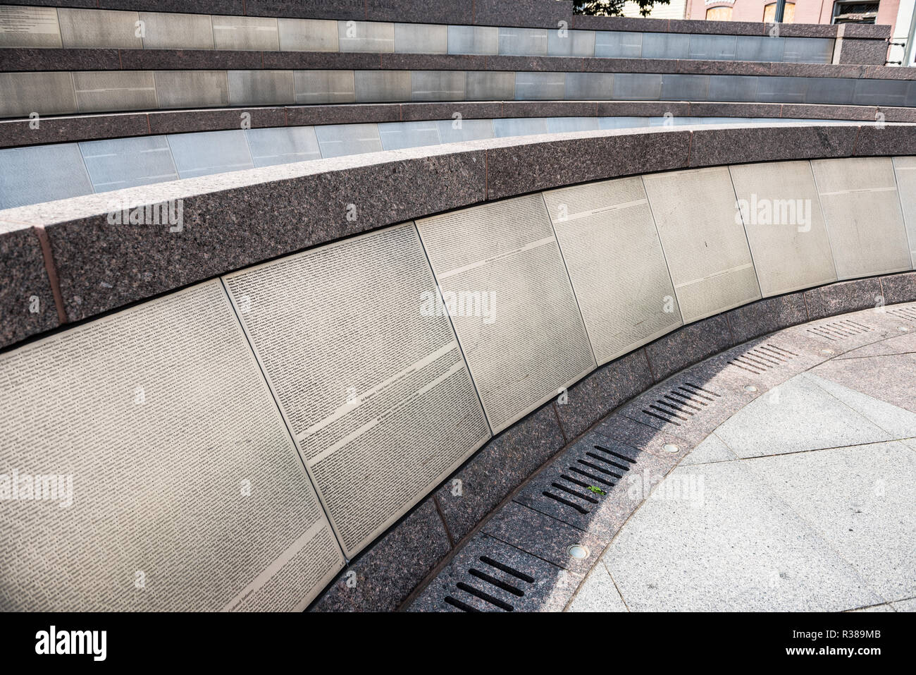 African American Civil war Memorial Washington DC/WASHINGTON DC – das African American Civil war Memorial befindet sich in einem kleinen Bundespark an der Ecke von Vermont Avenue, 10th Street und U Street NW in Washingtons historischem Viertel Shaw und erinnert an die mehr als 209.000 Männer, die der Union im Bürgerkrieg dienten. Ed Hamiltons bronzene Spirit of Freedom Skulptur, die am 18. Juli 1998 geweiht wurde, steht in der Mitte; eine geschwungene Wall of Honor umgibt sie mit Edelstahlplaketten, auf denen 209.145 Namen aus farbigen Truppenaufzeichnungen des Bureau of United States im National Arch stehen Stockfoto