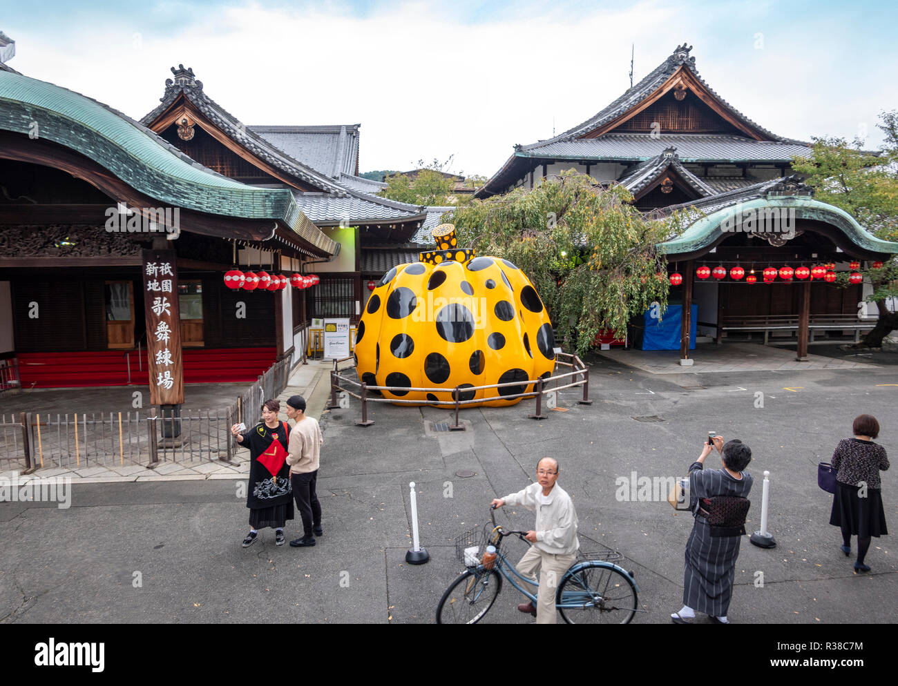 Kürbis von Yayoi Kusama angezeigt am Eingang des ewig Museum für Zeitgenössische Kunst FMOCA in Gion in Kyoto Stockfoto