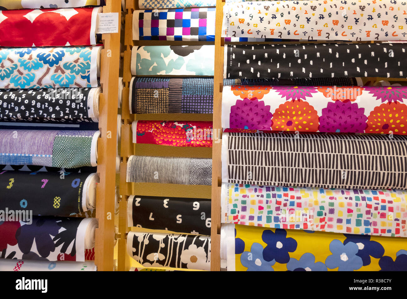 Moderne japanische Mode Marke Sou Sou mit bunten Prints in Kyoto Flagship Store. Das Design der traditionellen japanischen Kleidung inspiriert. Stockfoto