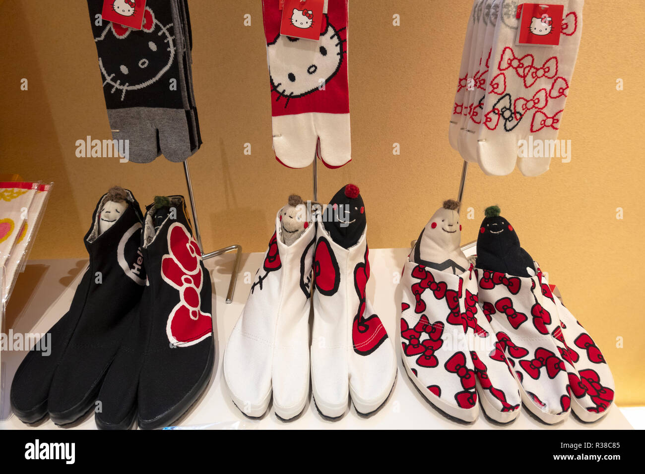 Moderne Jika Tabi split toe Schuhe und Socken von Sou Sou mit bunten Prints in Kyoto Flagship Store. Design inspiriert von traditionellen japanischen Kleidung Stockfoto