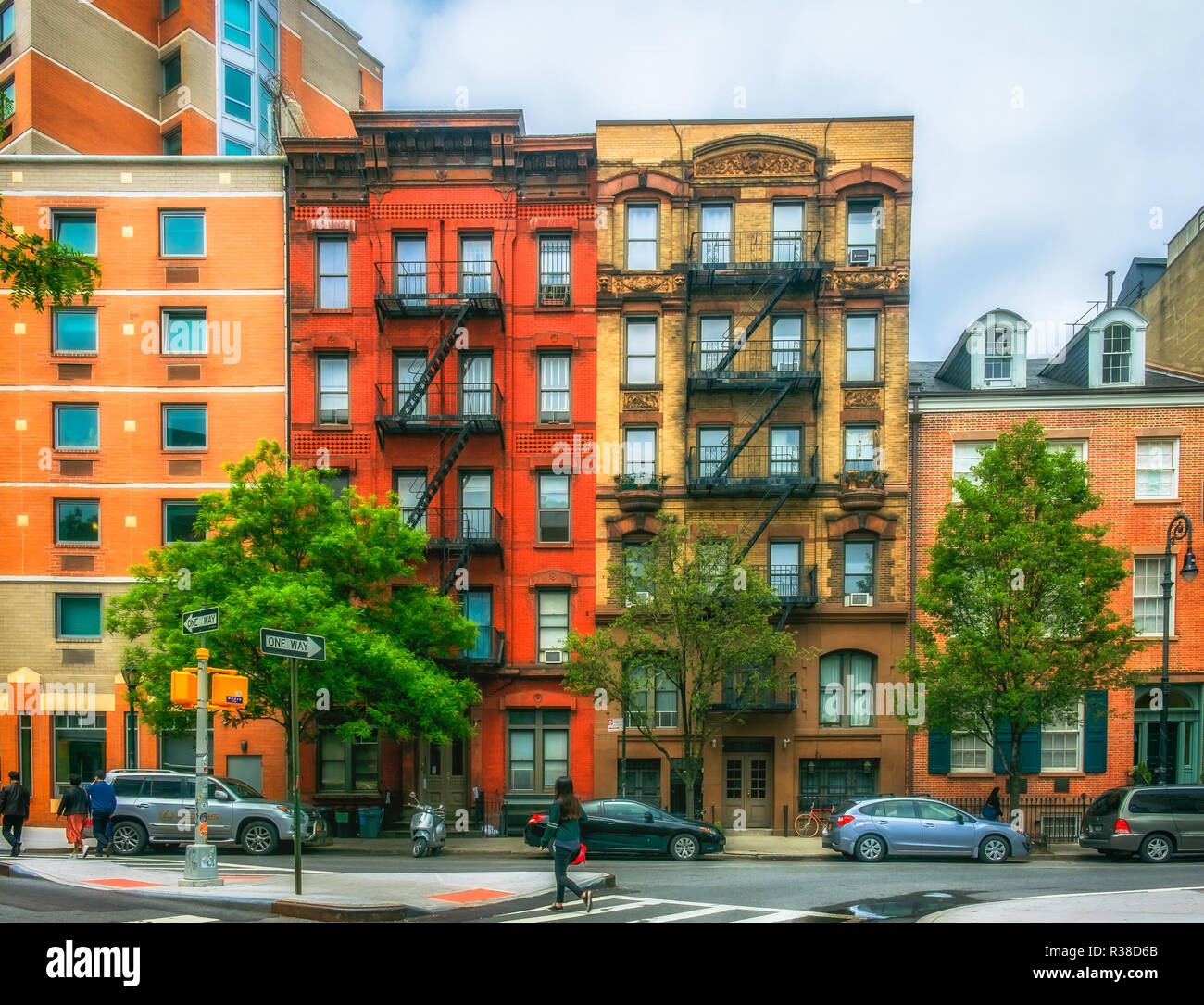 New York City, USA, Mai 2018, Beispiel der Gentrifizierung im East Village mit zwei alte Gebäude in zwischen modernen Bauten in Stuyvesant Stockfoto