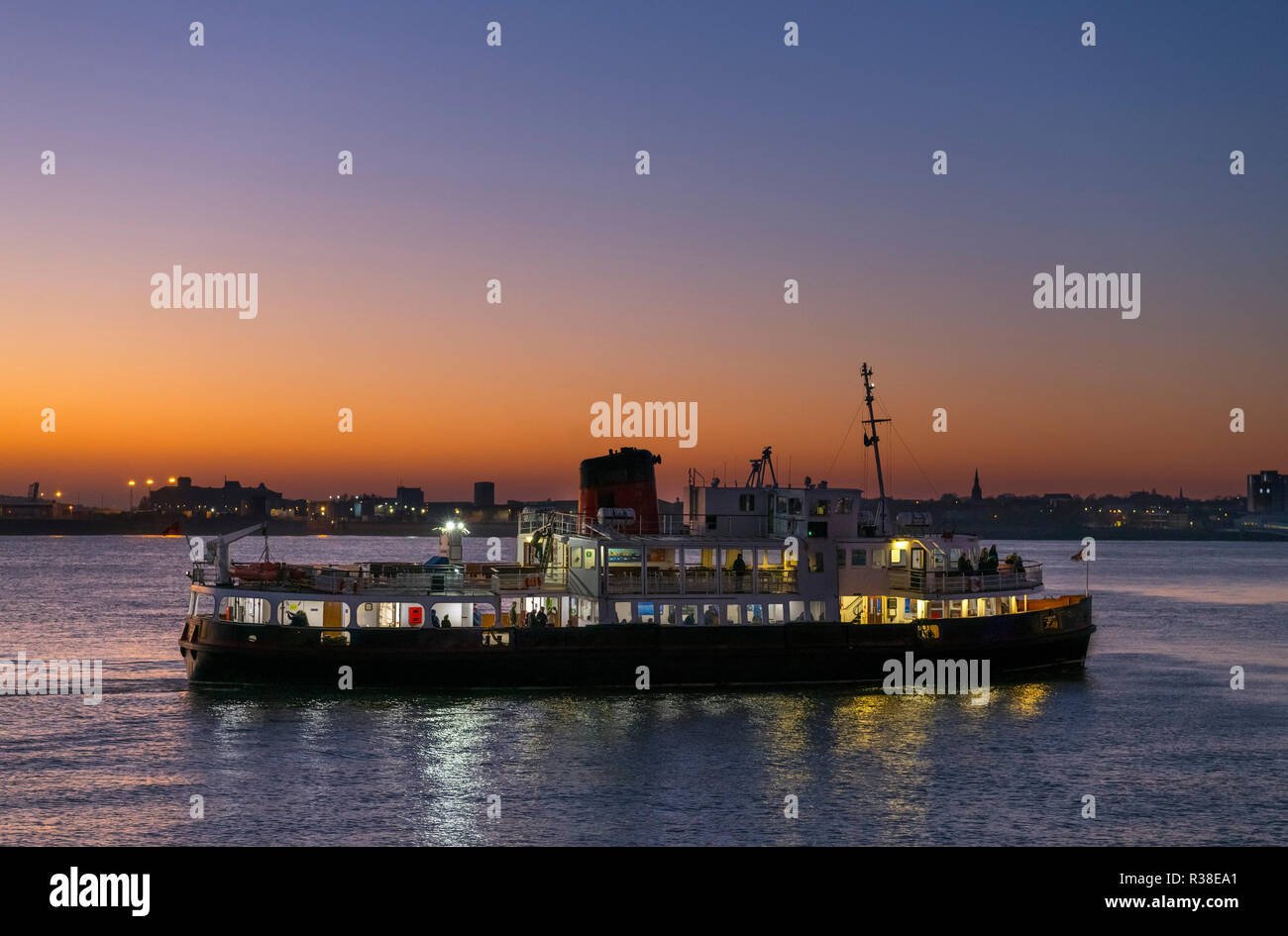 Fähre über den Fluss Mersey in der Nacht in Richtung Birkenhead, Liverpool, England, UK suchen Stockfoto
