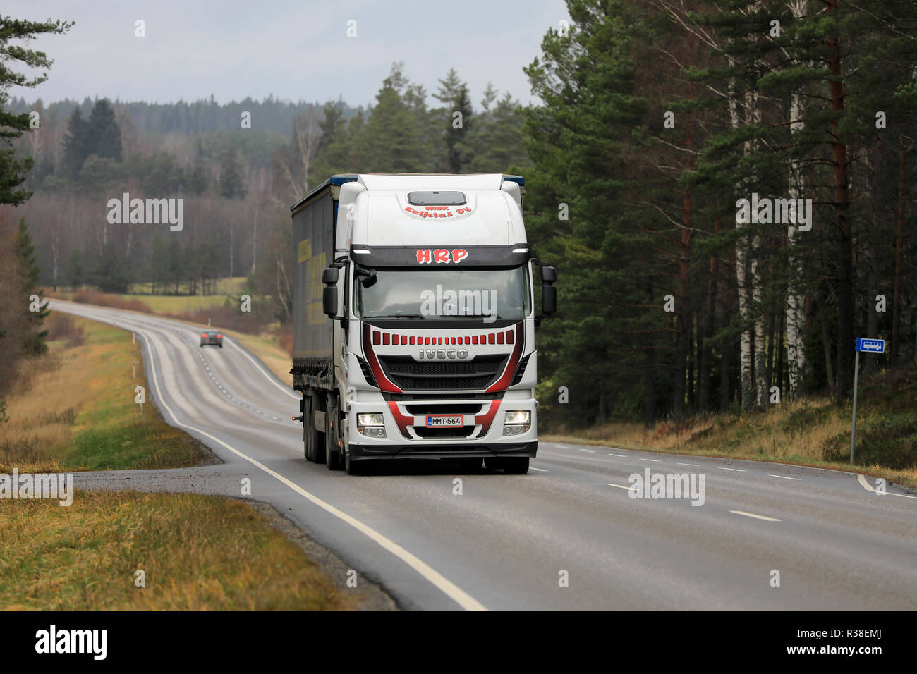 Salo, Finnland - 16 November 2018: Iveco Stralis Truck von HMK Kuljetus Oy zieht Trailer entlang der Landstraße an bewölkten Tag der Herbst in Finnland. Stockfoto