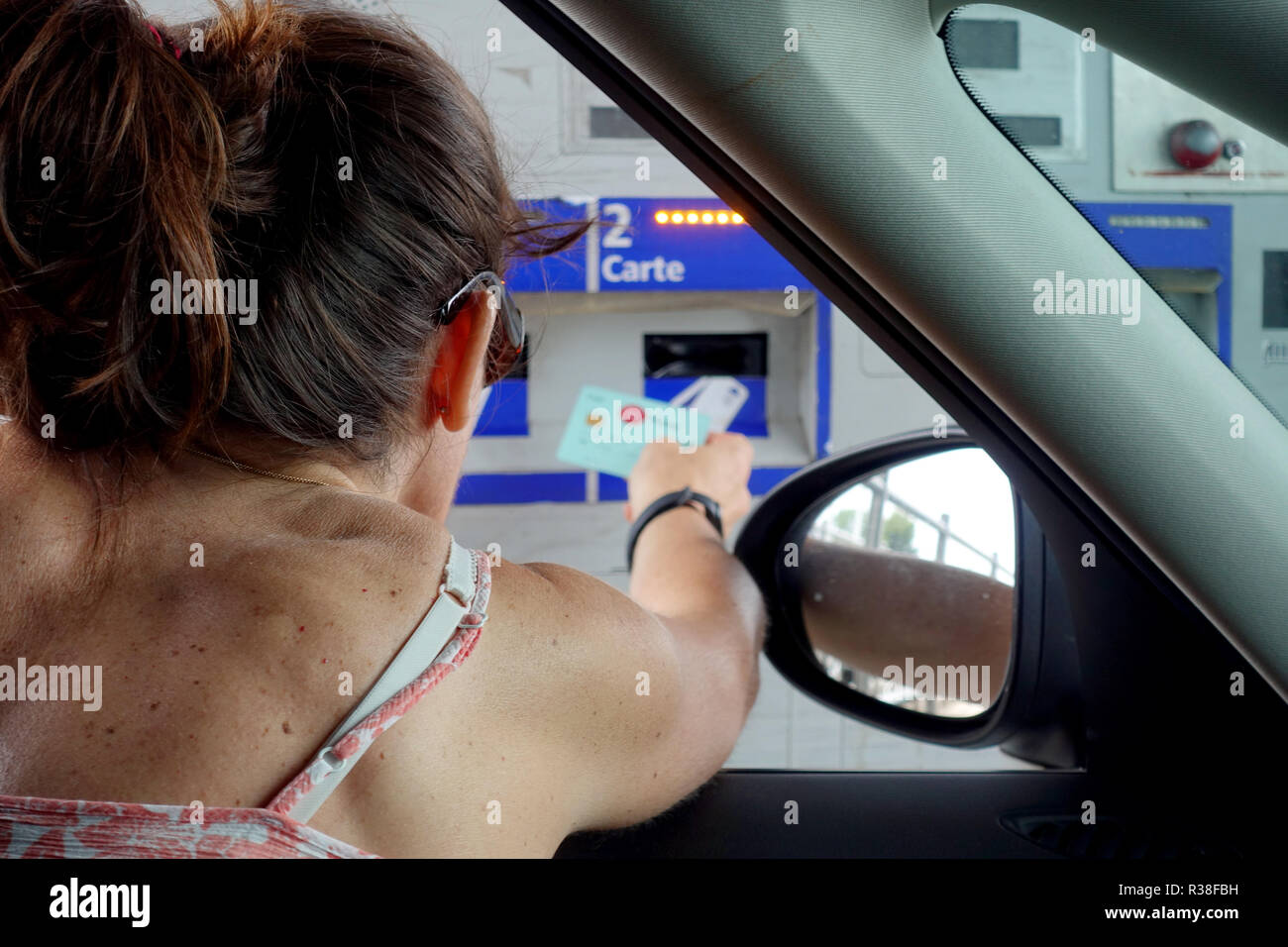 Languedoc-Roussillon, Frankreich - 28. Juli 2018: eine Frau Zahlung mit Kreditkarte an die automatische unbemannte Mautstelle oder Peage auf einer französischen Autobahn oder m Stockfoto