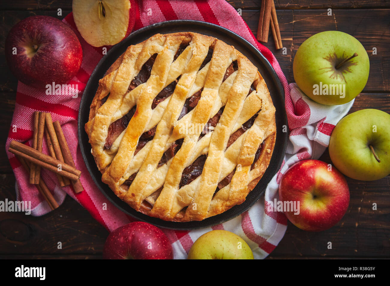 Traditionelle amerikanische Apfelkuchen mit frischen Früchten serviert ...