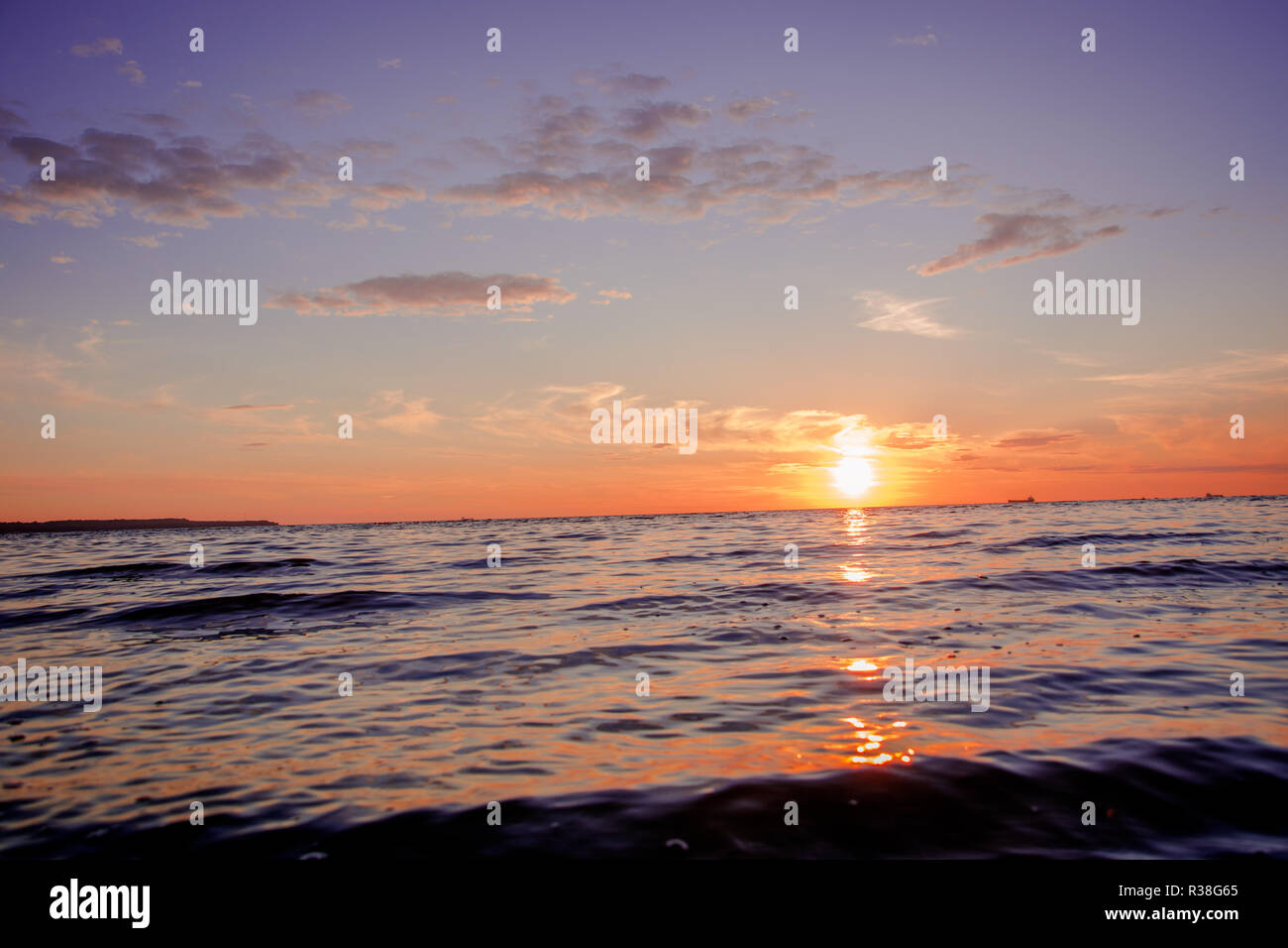 Wellen auf dem Meer während Golden Sunset. Stockfoto