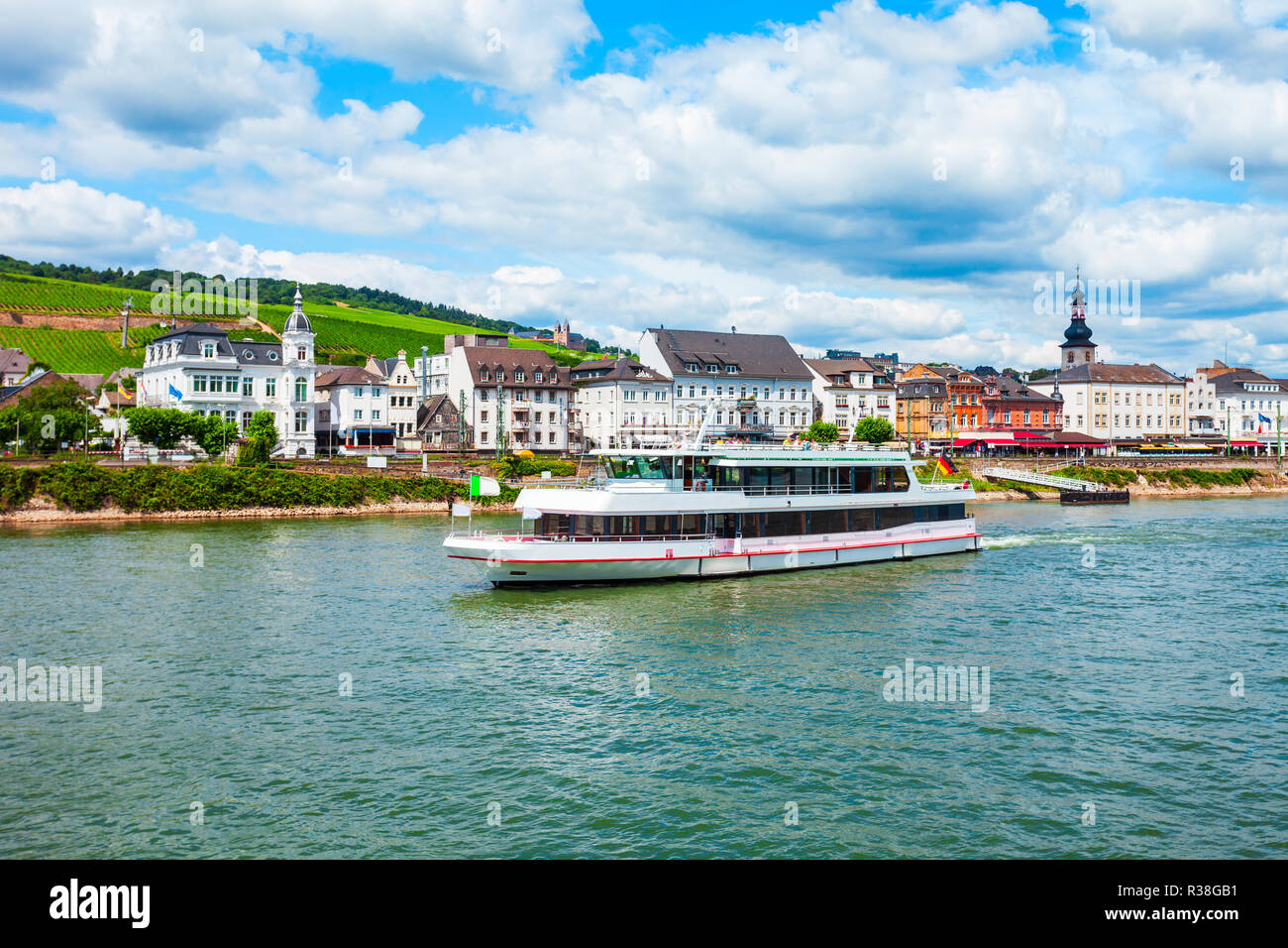 Touristische wasserbecher Boot in der Nähe der Stadt Bingen am Rhein Am  Rhein Valley in Deutschland Stockfotografie - Alamy