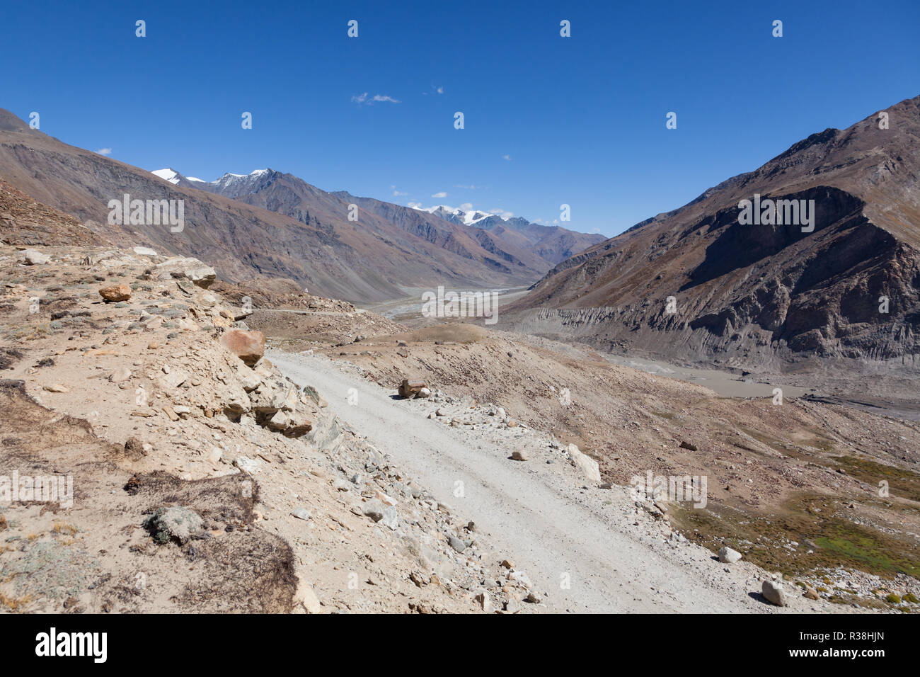Unbefestigte Straße zwischen Kargil und Padum im Bereich der Drang-Drung Gletscher und Mountain pass Pensi La, Jammu und Kaschmir, Indien Stockfoto
