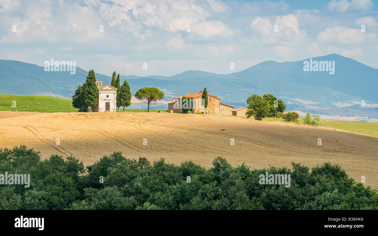 Idyllische Landschaft mit der berühmten Vitaleta Kapelle, im Val d'Orcia, In der italienischen Region Toskana. Stockfoto