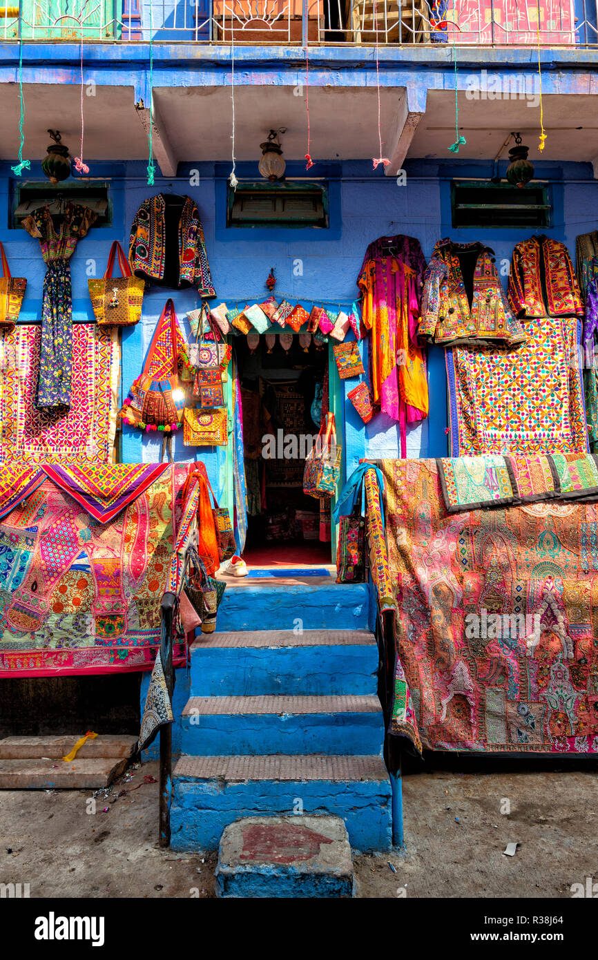 Außerhalb eines typischen Shop in Jodhpur in Indien Stockfoto