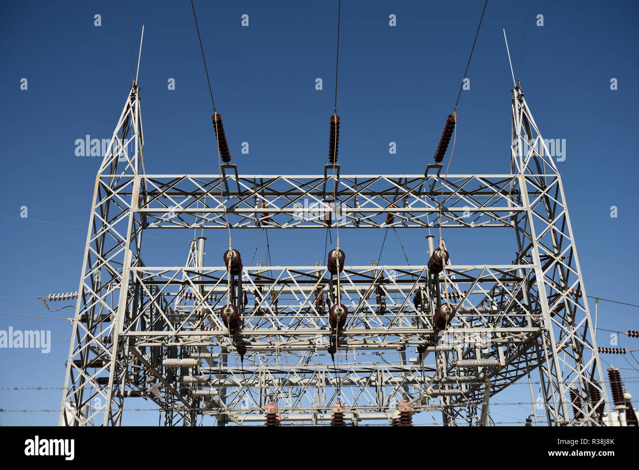 Stromnetz-Infrastruktur, Hochspannungs-Umspannwerk Metallstruktur mit klarem blauen Himmel in Texas, USA Stockfoto