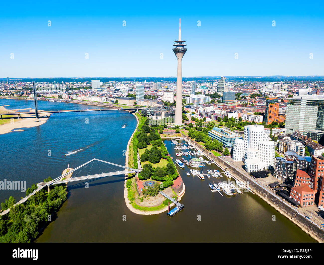 Rheinturm und Medienhafen in Düsseldorf Stadt in Deutschland