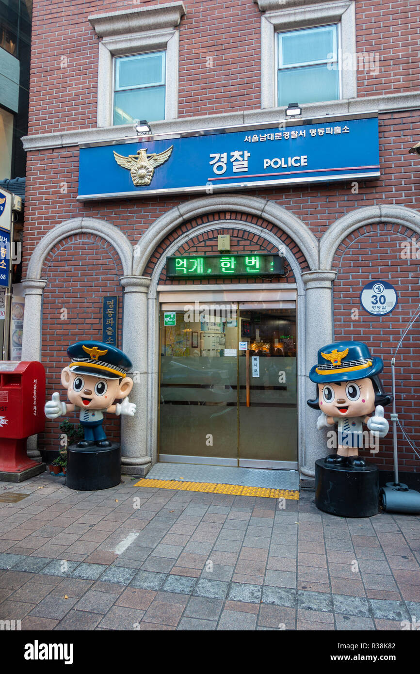 Der Eintritt in eine Polizeistation in Myeongdong in Seoul, Südkorea. Stockfoto
